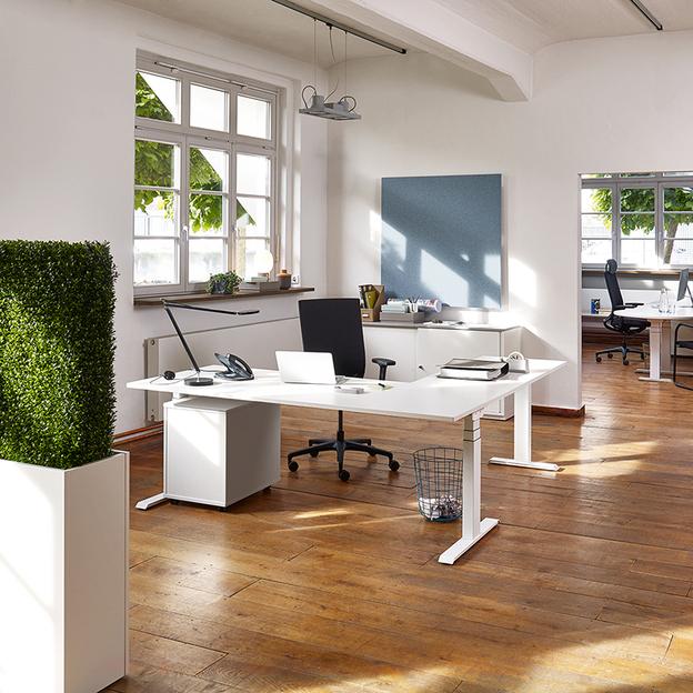 Eckschreibtisch in weiß mit schwarzem Bürostuhl