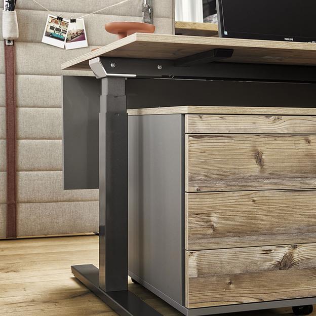 Moderner höhenverstellbarer Schreibtisch mit Holzdekor und Bildschirm im Büro.