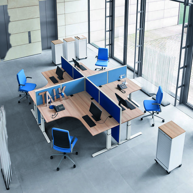 Impression eines Großraumbüros mit einem Schreibtisch mit 4 Arbeitsplätzen