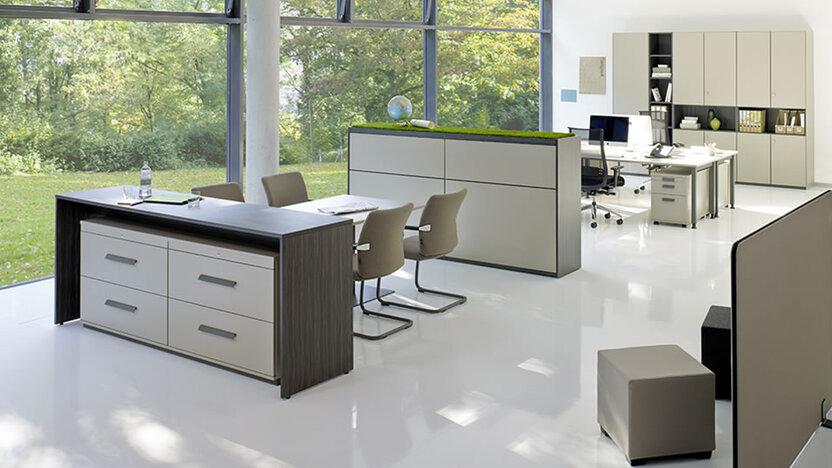 Helles Büro mit bodentiefer Fensterfront und weißen Fliesen