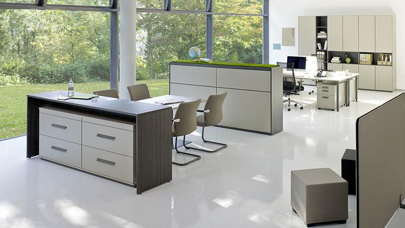 Moderne Büroeinrichtung Helles Büro mit bodentiefer Fensterfront und weißen Fliesen