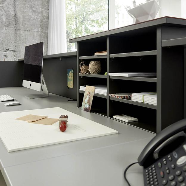 Detailaufnahme eines Schreibtischs in einem Empfangsbereich