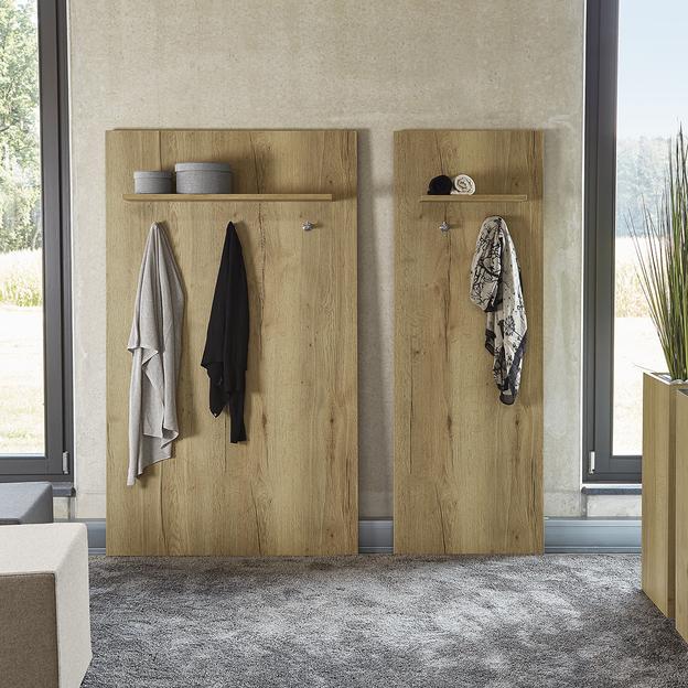 Zwei bearbeitete Holzbretter die als offene Garderobe dienen