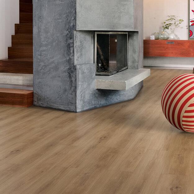 Brauner Holzboden mit einem Kamin in der Mitte