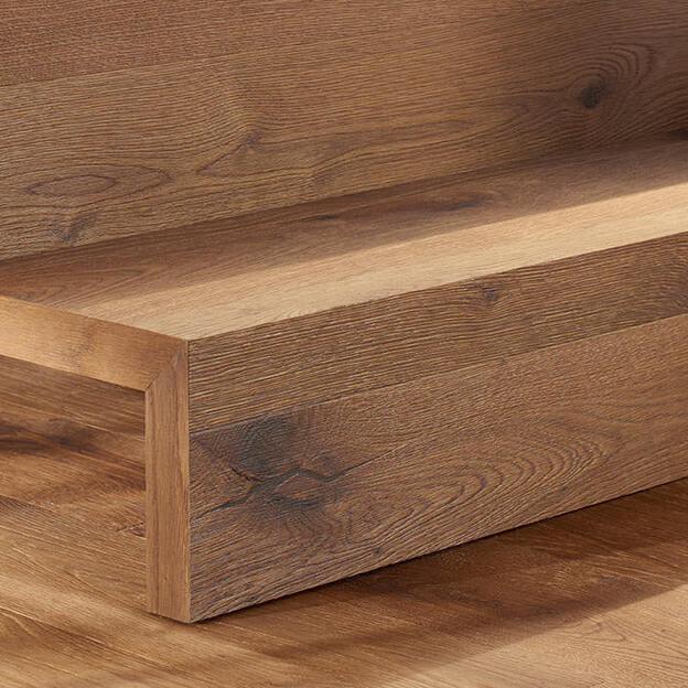 Detailaufnahme einer Treppenstufe die mit Parkett verkleidet ist