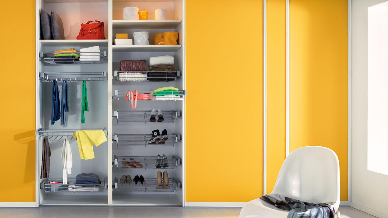 Einbauschrank mit gelben Türen und Metallkörben