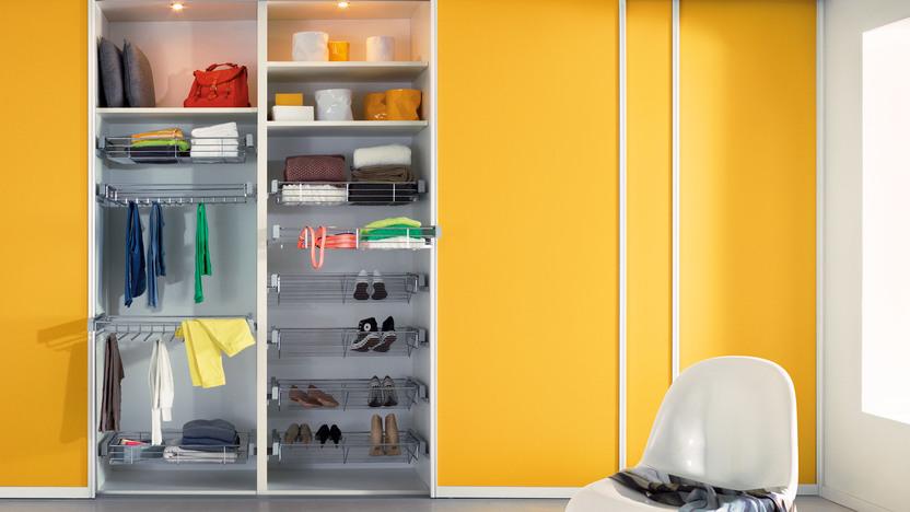 Einbauschrank mit gelben Türen und Metallkörben Einbauschrank mit gelben Türen und Metallkörben