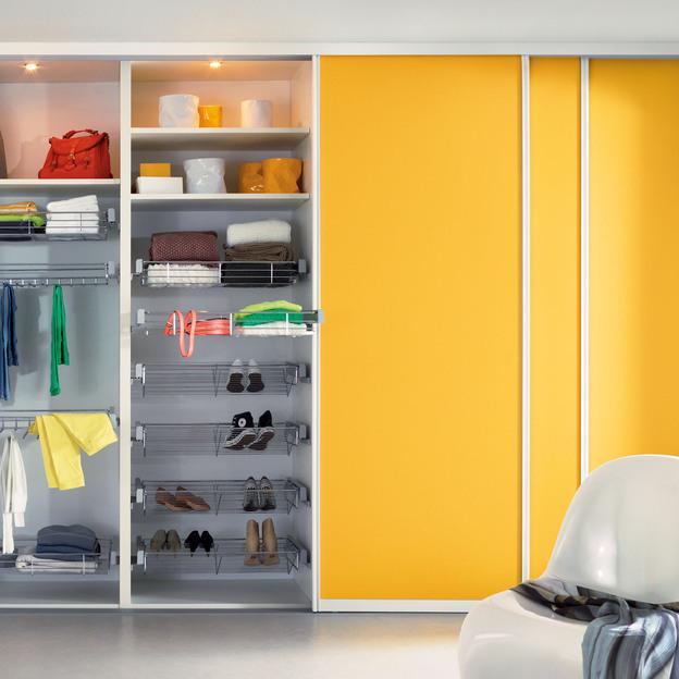 Einbauschrank mit gelben Türen und Metallkörben