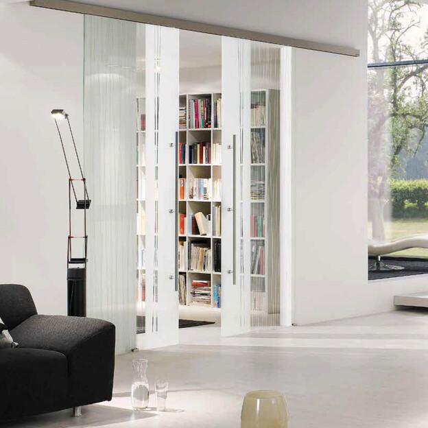 Moderne Schiebetür nach Maß mit Glas- und Designelementen als stilvolle Raumtrennung für ein offenes Wohnkonzept.