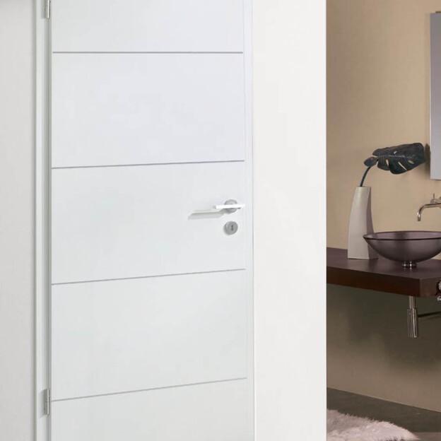 Blick auf eine weiße Zimmertür