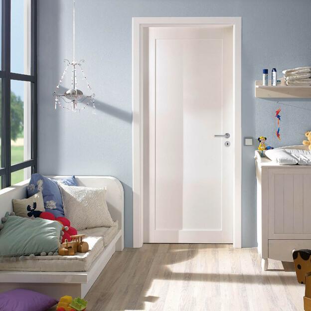 Stilvolle weiße Tür nach Maß in einem liebevoll eingerichteten Kinderzimmer mit hellen Farben und gemütlicher Atmosphäre.