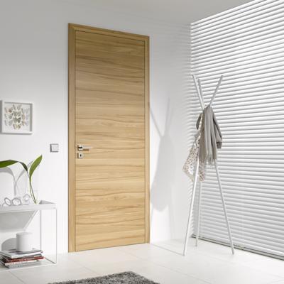 Moderne Tür nach Maß in edler Buche-Braunkern-Optik mit natürlicher Maserung, passend für ein stilvolles Wohnambiente.