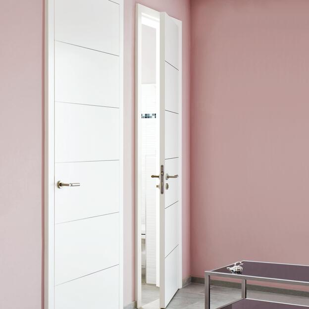 Hochwertige weiße Tür nach Maß mit feinen horizontalen Linien und Edelstahlgriff, passend für ein modernes Wohnambiente.