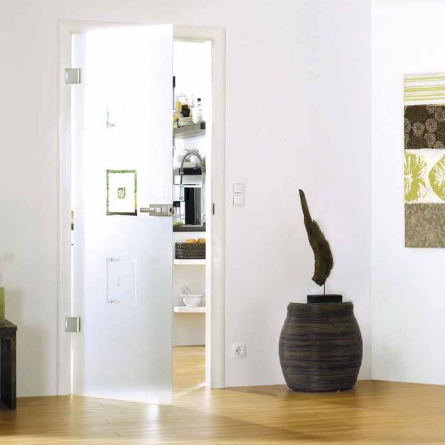 Teilgeöffnete Glastür nach Maß mit satiniertem Glas und dekorativen, teils klaren Elementen. Die Tür führt in eine helle Küche mit modernen Einrichtungsdetails und verleiht dem Raum eine lichtdurchflutete, offene Atmosph&aum