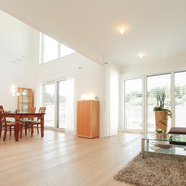 Schmaler Holzschrank Esszimmer Schmaler Schrank aus Holz im Esszimmer vor weißer Wand