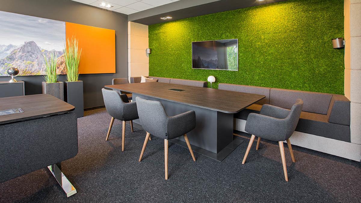 Konferenztisch grau Großer Konferenztisch in grau mit Stühlen und Couch-Bankelement