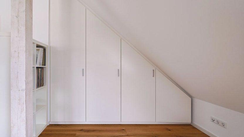 Weißer Dachschrägenschrank Dachschrägenschrank in weißem Holz mit vier Türen
