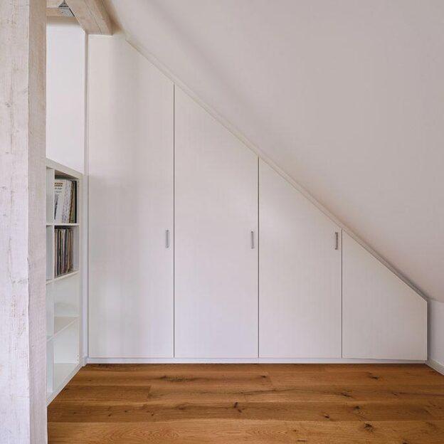 Dachschrägenschrank in weißem Holz mit vier Türen