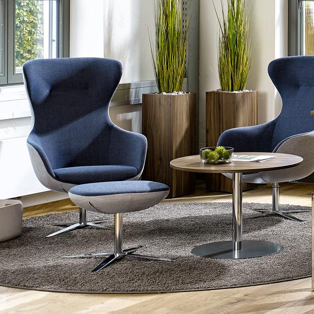 Moderne Lounge-Ecke mit Designerstühlen Moderne Lounge-Ecke mit Designerstühlen