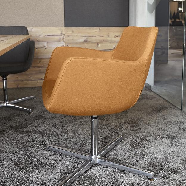 Moderner Bürostuhl in lebhaftem Orange Ein stilvoller, orange gepolsterter Bürostuhl auf einem verchromten Drehgestell, positioniert auf einem grauen Teppich in einem eleganten Büroumfeld mit Holzelementen.