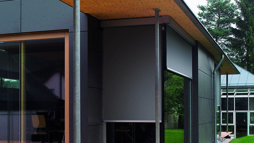 Außenmarkise über Holzterasse Schwarze Holzmarkise über Eingangsbereich der Terasse