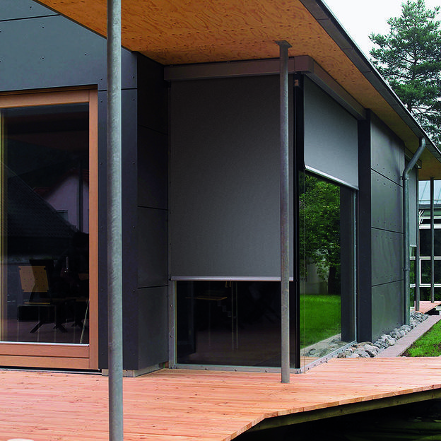 Schwarze Holzmarkise über Eingangsbereich der Terasse
