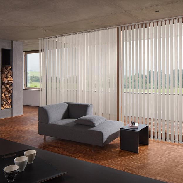 Vertikaljalousien aus Stoff als moderner, lichtdurchlässiger Sonnenschutz vor Panorama-Fenstern