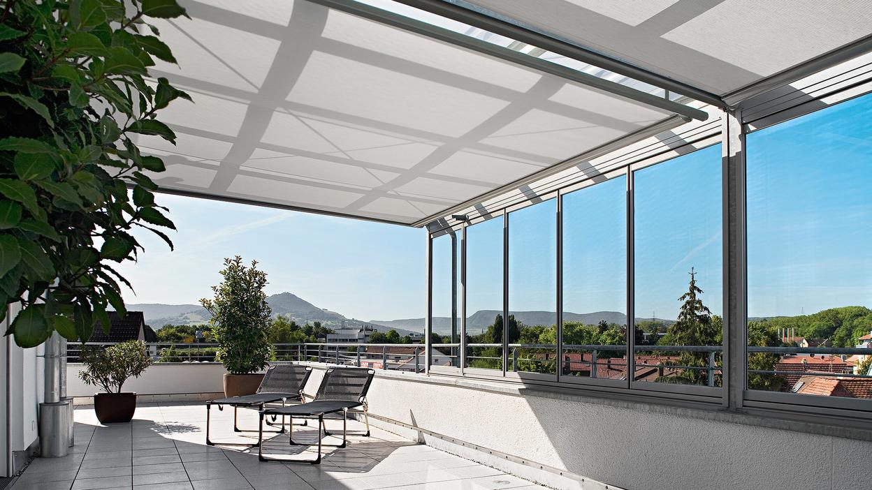 Weißer Sonnenschutz / Markise über Balkon