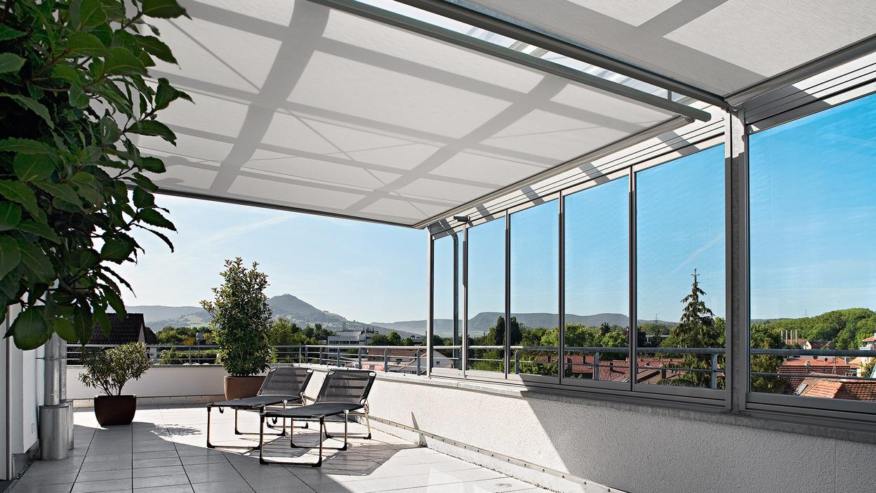 Weißer Sonnenschutz / Markise über Balkon