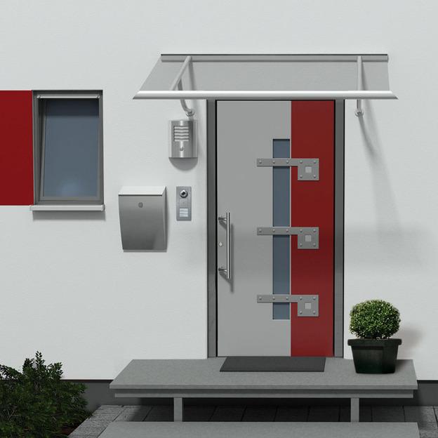 Moderner Hauseingang mit farbiger Tür und Vordach Ein modern gestalteter Hauseingang mit einem markanten Vordach, einer stilvollen mehrfarbigen Tür und einem kleinen Fenster. Zu den Details gehören eine Klingel, Briefkästen und eine Außenbeleuchtung.