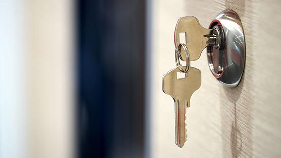 Schlüssel in Schlüsselloch Zwei silberne Schlüssel in Schlüsselloch