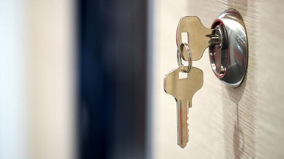 Zwei silberne Schlüssel in Schlüsselloch