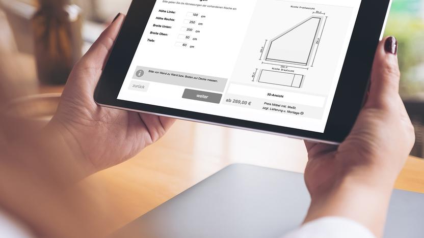 Bild vom Online Möbelplaner auf Tabletoberfläche in Händen einer Frau