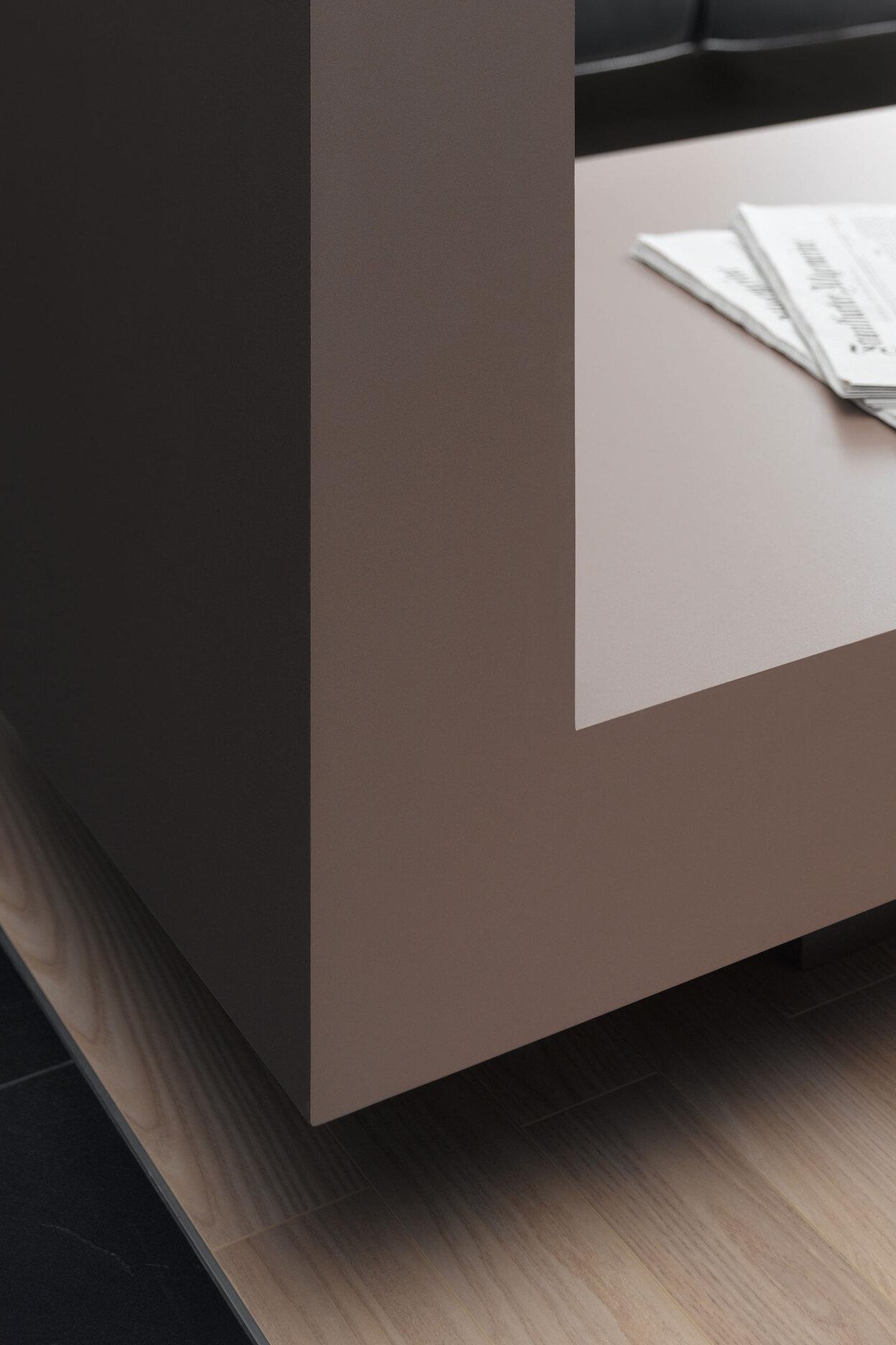 Detailaufnahme eines lackierten Holzregals Detailaufnahme einer Ecke eines grau lackierten Holzregals