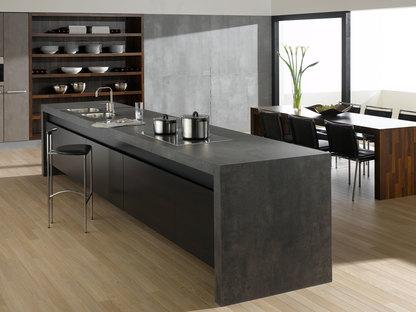 Küchen- und Esszimmerimpression mit verschiedenen Holzstilen Küchen- und Esszimmerimpression mit einer Kombination aus Holz- und Stein-/ Betonoptik und Einbauschränken