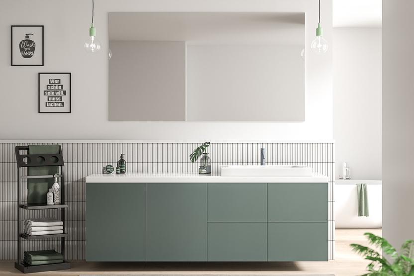 Elegantes, minimalistisches Bad nach Maß mit grünen Unterschränken, weißen Metrofliesen und stilvollen Hängeleuchten.